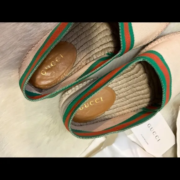 Gucci Men's Beige Espadrilles with Green and Red Accents