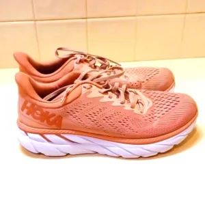 Hoka One Woman's Misty Rose Running Sneakers sz 9.5 M