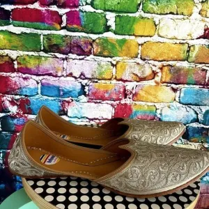 Hollywood Footwear Gold Tone Flats Leather Sole Size 2