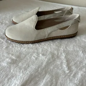 Hush Puppies Sebeka Piper Flats size 9 Wide, off white color