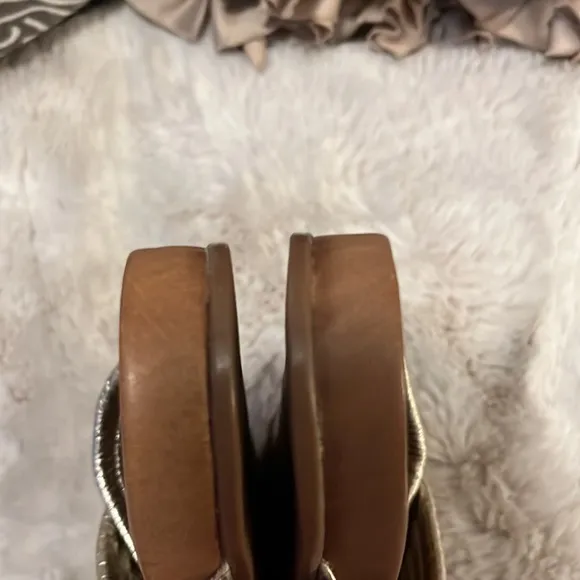 INUOVO Quilted Metallic Leather Gold Criss Cross Slide Slip On Sandals Sz 38 (7)