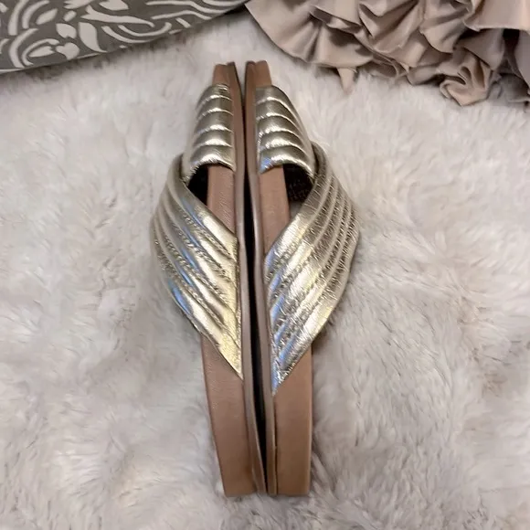 INUOVO Quilted Metallic Leather Gold Criss Cross Slide Slip On Sandals Sz 38 (7)