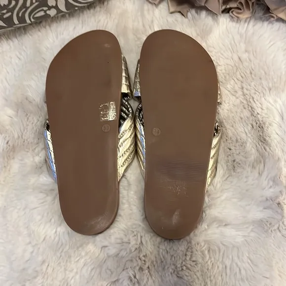 INUOVO Quilted Metallic Leather Gold Criss Cross Slide Slip On Sandals Sz 38 (7)