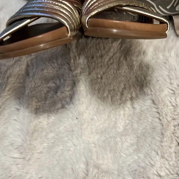 INUOVO Quilted Metallic Leather Gold Criss Cross Slide Slip On Sandals Sz 38 (7)