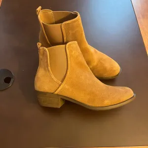 Isaac Mizrahi Chelsea boots size 9.5W