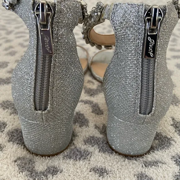 JEWEL BADGLEY MISCHKA BRADLEY EMBELLISHED ANKLE STRAP SANDAL SILVER SIZE 7 NWOB