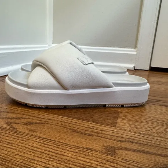 Jordan Sophia plush Slides women’s size 8, white, sandals