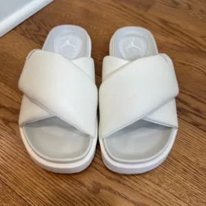 Jordan Sophia plush Slides women’s size 8, white, sandals