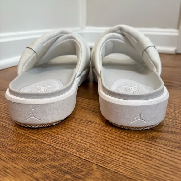 Jordan Sophia plush Slides women’s size 8, white, sandals