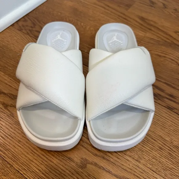 Jordan Sophia plush Slides women’s size 8, white, sandals