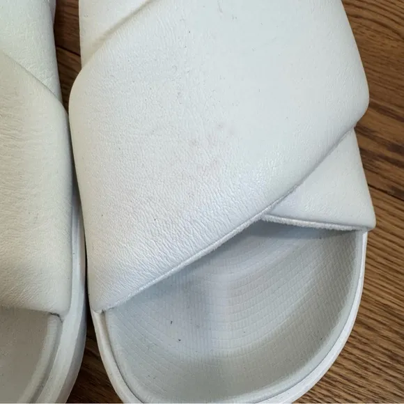 Jordan Sophia plush Slides women’s size 8, white, sandals