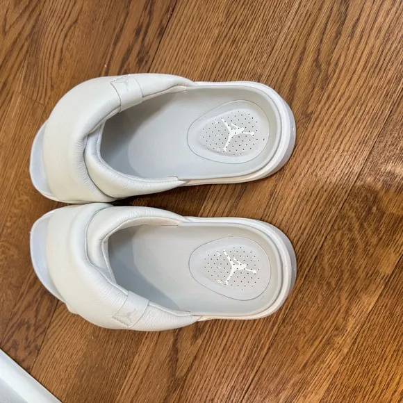Jordan Sophia plush Slides women’s size 8, white, sandals