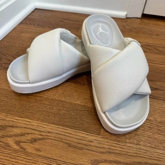 Jordan Sophia plush Slides women’s size 8, white, sandals