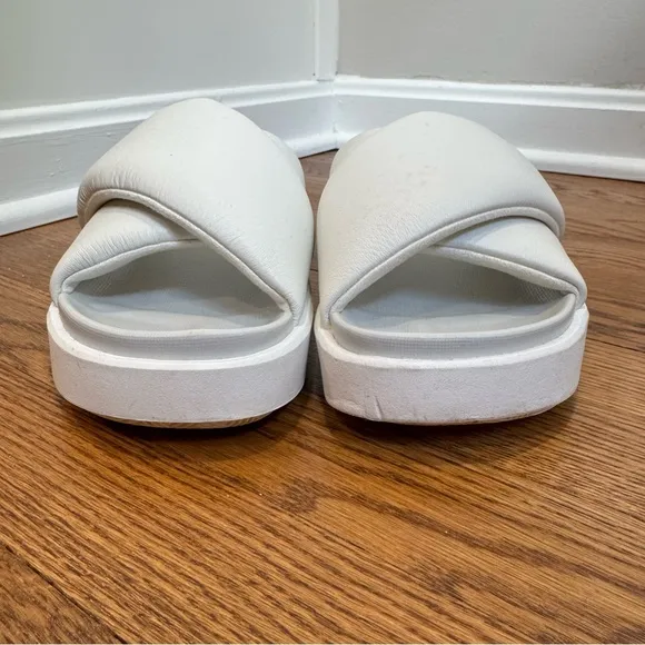 Jordan Sophia plush Slides women’s size 8, white, sandals