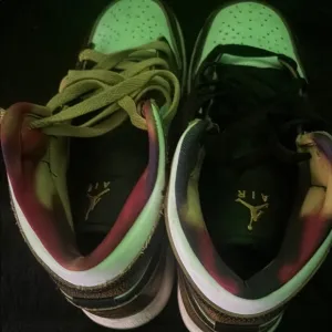 Jordan White and Black Sneakers Low-Top Design