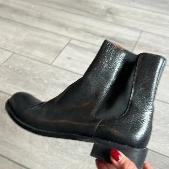 Juicy couture black leather convertible 2 inch 1 riding boot to Chelsea boot 7