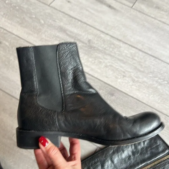 Juicy couture black leather convertible 2 inch 1 riding boot to Chelsea boot 7