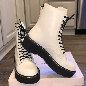 Kendall &amp; Kylie White Hunt Combat Boot NEW - in Box  Size 7.5