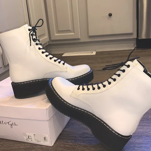 Kendall &amp; Kylie White Hunt Combat Boot NEW - in Box  Size 7.5
