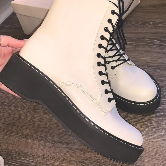 Kendall &amp; Kylie White Hunt Combat Boot NEW - in Box  Size 7.5