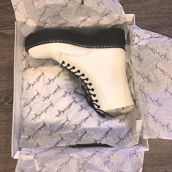 Kendall &amp; Kylie White Hunt Combat Boot NEW - in Box  Size 7.5