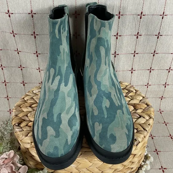 Kenneth Cole New York Levon 2.0 Welt Chelsea Boot Olive Camo Ankle Boots Sz 8