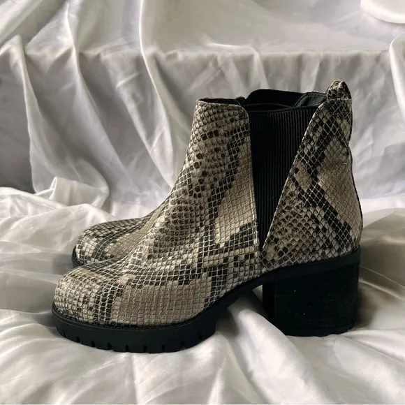 Kenneth Cole NWOB Womens Levon 2.0 Welt Chelsea Suede  Chelsea Boots-Size 8
