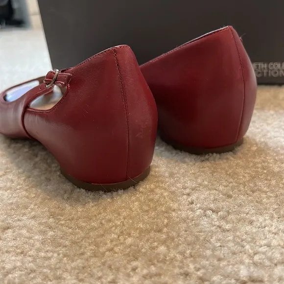 KENNETH COLE RED BARD SHARK FLATS 9.5