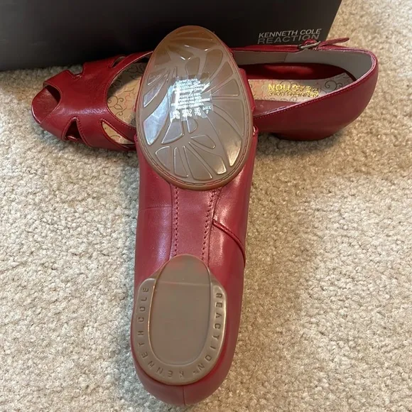 KENNETH COLE RED BARD SHARK FLATS 9.5