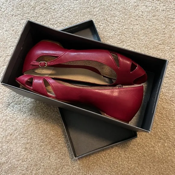 KENNETH COLE RED BARD SHARK FLATS 9.5