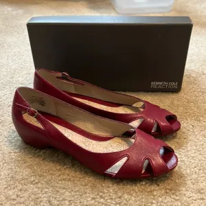 KENNETH COLE RED BARD SHARK FLATS 9.5