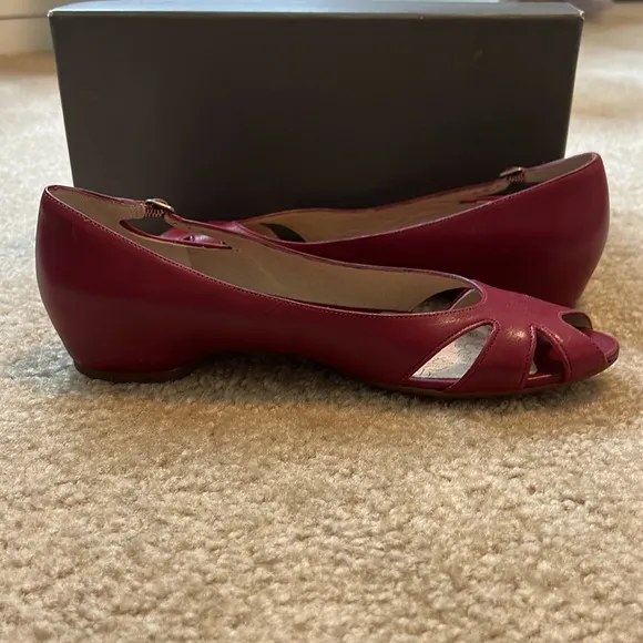 KENNETH COLE RED BARD SHARK FLATS 9.5