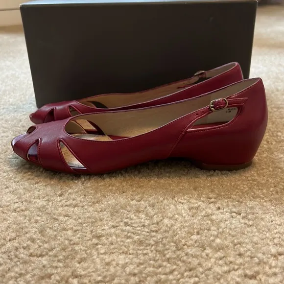 KENNETH COLE RED BARD SHARK FLATS 9.5