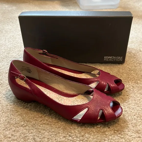 KENNETH COLE RED BARD SHARK FLATS 9.5