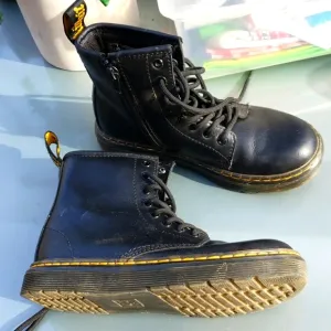 Kids Doc Martens Zavala  Black Leather combat boots sz US 1 / EU 32
