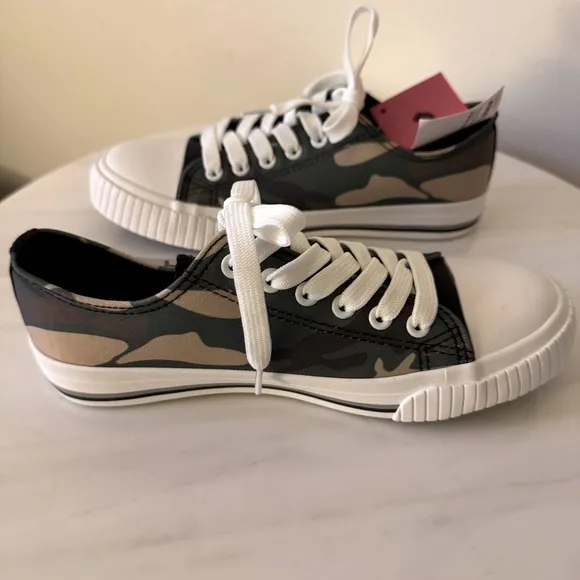 Las Vegas Raiders Camo Low Top Canvas Sneakers, Women’s Size 7