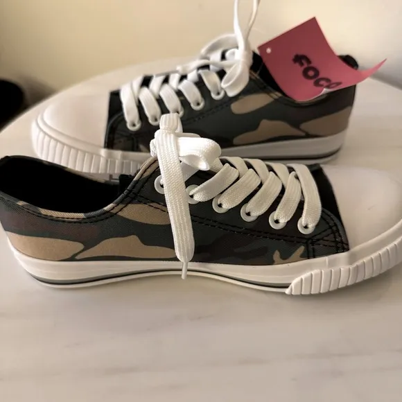 Las Vegas Raiders Camo Low Top Canvas Sneakers, Women’s Size 7