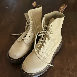 Light yellow Pascal Dr Martens 💛 Soft Leather Boots Size 7 School Doc Combat
