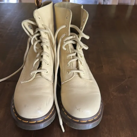 Light yellow Pascal Dr Martens 💛 Soft Leather Boots Size 7 School Doc Combat