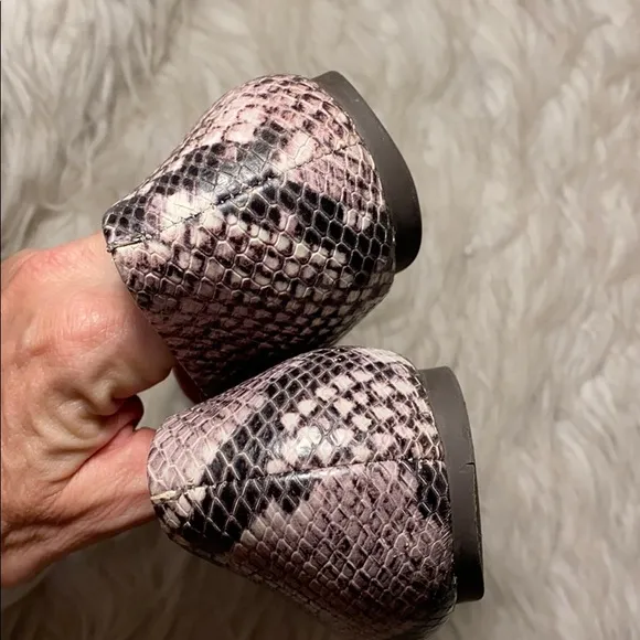 Like new Tory Burch Lowell 2 snake flats