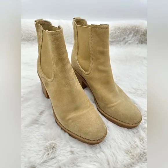 Like NEW Vince Henderson boots Weatherproof Chelsea Tan suede leather Size 10