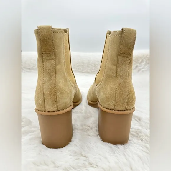 Like NEW Vince Henderson boots Weatherproof Chelsea Tan suede leather Size 10