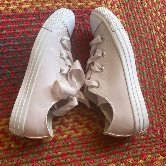 Low top all star Chuck Taylor’s US 10