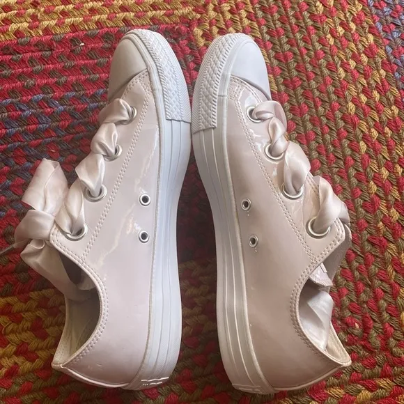 Low top all star Chuck Taylor’s US 10
