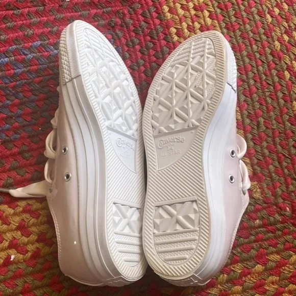 Low top all star Chuck Taylor’s US 10