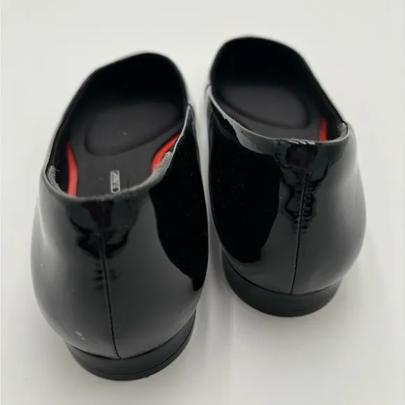 M302 Rockport total motion Women’s flats of black patten. Has cushioned insole.
