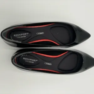 M302 Rockport total motion Women’s flats of black patten. Has cushioned insole.