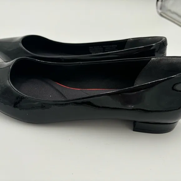 M302 Rockport total motion Women’s flats of black patten. Has cushioned insole.