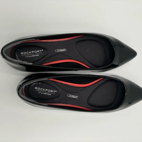 M302 Rockport total motion Women’s flats of black patten. Has cushioned insole.