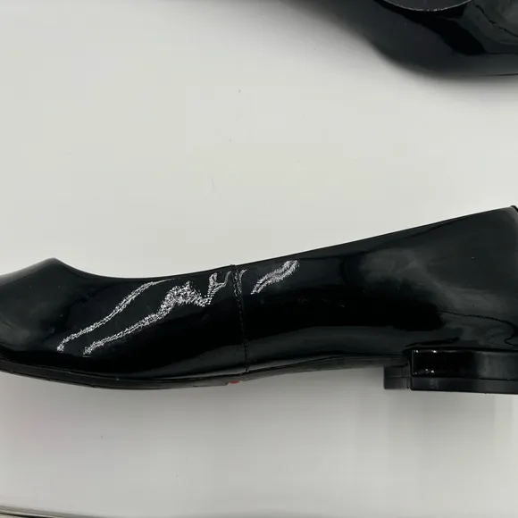 M302 Rockport total motion Women’s flats of black patten. Has cushioned insole.